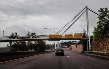 Oslo Norveççesi E18 yolunda Drammen 'e doğru giden otoyolda.