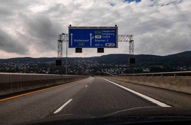 Şehrin otobanı, tepenin yanındaki binaların manzarası.