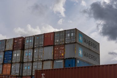 Kristianslar ve Norveç konteynırları nakil için beklerken limanda saklanıyor