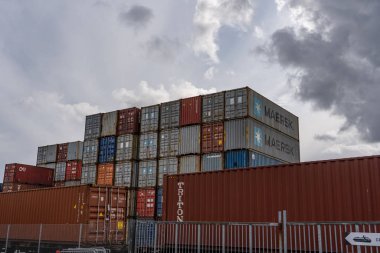 Kristianslar ve Norveç konteynırları nakil için beklerken limanda saklanıyor
