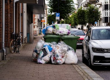 Kristianslar ve Norveç Çöpleri sokaklara döküldü.