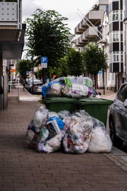 Kristianslar ve Norveç Çöpleri sokaklara döküldü.