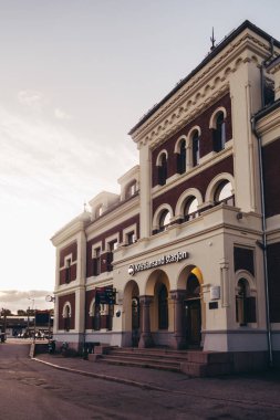 Kristians ve Norveç Gün batımında büyük tren istasyonu girişi