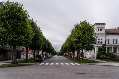 Kristians ve Norveç 'teki Festningsgata Caddesi' nde yolun kenarına park edilmiş arabalar var.