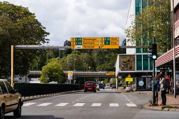 Norveç Kristiansand 'da güneşli bir sonbahar gününde trafik