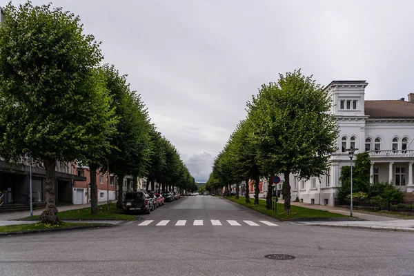 Kristians ve Norveç 'teki Festningsgata Caddesi' nde yolun kenarına park edilmiş arabalar var.