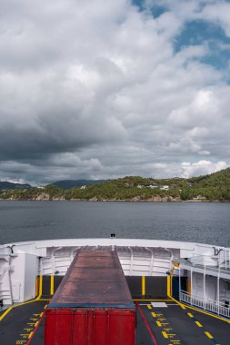 Norveç, Kamyon Halhjem 'den Sandvikvag' a feribotla taşınıyor.