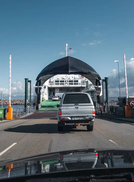 Auto 's rijden op de veerboot bij Mortavika die hen vervoert naar Arsvagen, Noorwegen — Stockfoto