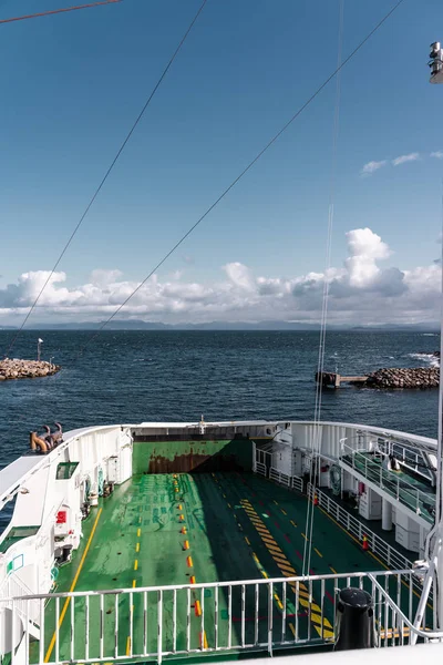 Mortavika ve Arsvagen arasındaki feribot, Mortavika Norveç 'in boş araba güvertesiyle limanda. — Stok fotoğraf