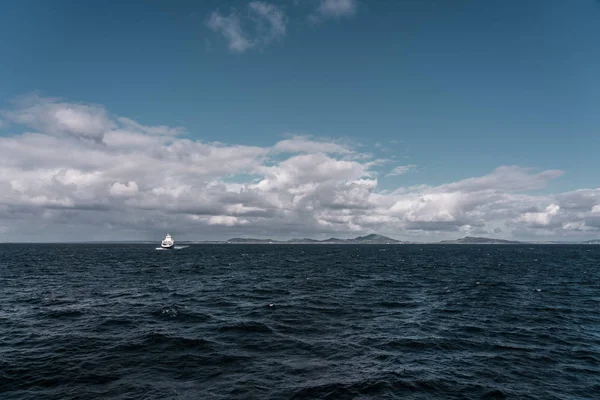 Uno de los transbordadores de coches entre Mortavika y Arsvagen navegando en alta mar, Noruega. — Foto de Stock