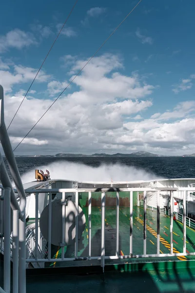 Water spuiten op het autodek wanneer de golven de veerboot raken, Mortavika - Arsvagen Noorwegen — Stockfoto