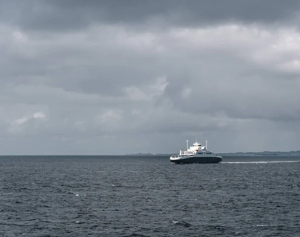 Uno de los transbordadores de coches entre Mortavika y Arsvagen navegando en alta mar, Noruega. — Foto de Stock