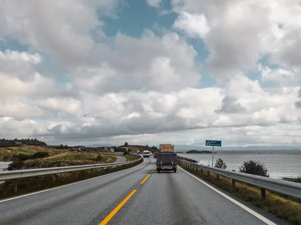 Bokn Norvegia, Automobili guida sulla strada stretta in riva al mare in una giornata luminosa — Foto Stock