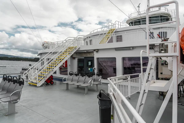 Dışarıda, Norveç, Halhjem ve Sandvikvag arasındaki feribotun üst güvertesinde. — Stok fotoğraf