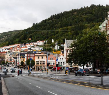 Bergen Norveç 'in ana caddelerinden birinin sokak manzarası