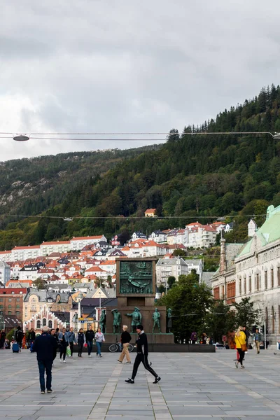 Veduta di Torgallmenningen la piazza principale della città di Bergen, Norvegia — Foto Stock