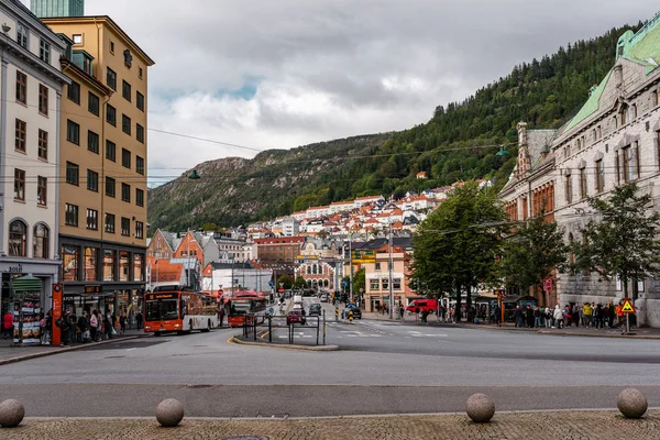 Vista sulla strada di Bergen Norvegia con la catena montuosa circostante sullo sfondo — Foto Stock