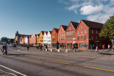 Bergen Norveç Bryggen 'daki ikonik eski ahşap depolarda bir sürü insan var.