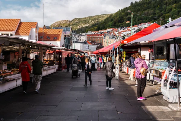 Εκδοτική 09.03.2019 Bergen Νορβηγία, Τουριστικό περπάτημα στην ψαραγορά τις τελευταίες μέρες του καλοκαιριού — Φωτογραφία Αρχείου