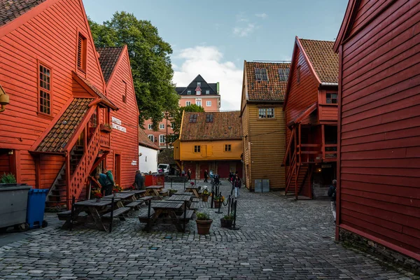 Bergen Norveç Bryggen 'daki ikonik eski ahşap depolar arka sokağı görüyor.