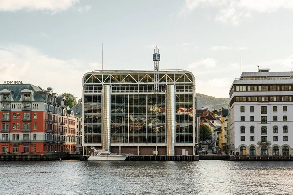 Grieg Gruppi edificio moderno in riva al mare, Bergen Norvegia — Foto Stock