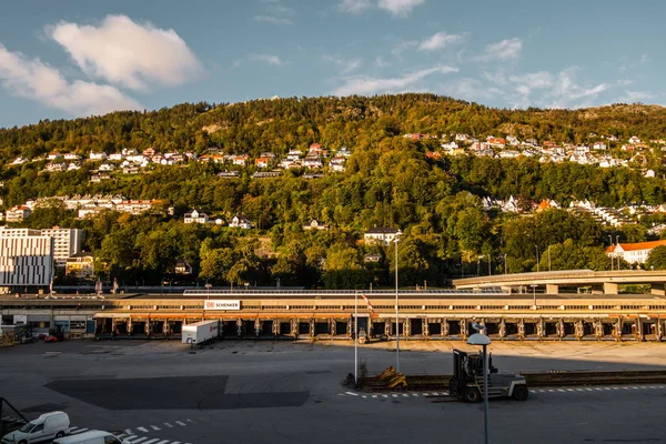 Bergen Norveç, Lungegradskaien 'deki büyük kargo terminali.