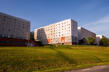 Alby 'nin banliyölerinde büyük beton bloklu apartman evleri, İsveç