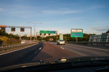 Şehirden çıkan otobanda, üzerinde talimatlar yazan bir tabela vardı.