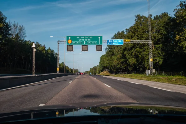 Guidare verso ovest sull'autostrada E4 con cartello stradale — Foto Stock