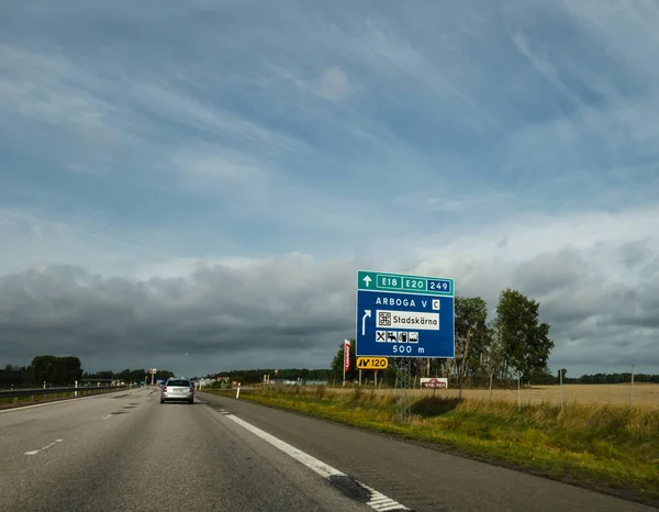 Editoriale 08.31.2019 Arboga Svezia Road sign on the road for Arboga city — Foto Stock