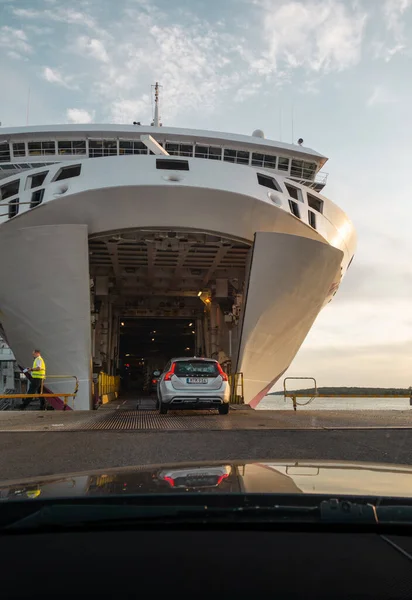 Rijden in de grote auto veerboot Ms Baltic Princess in de avond bij zonsondergang — Stockfoto