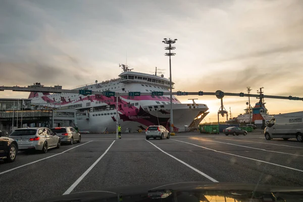 Auto 's op weg naar Stockholm worden geladen in de Baltische prinses in Turku Finland — Stockfoto