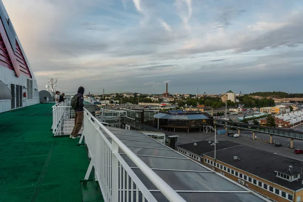 Turku Finland Passagiersslot in de haven en terminal met de stad in de skyline — Stockfoto