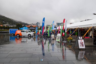 Siyasi partilerin seçim çadırları var ve seçmenler ve Norveç için görüşlerini pazarlıyorlar