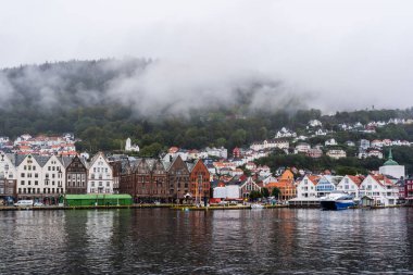Bergen 'de Norveç' te yağmurlu bir gün. Floyfjellet bir sonbahar günü sisle kaplandı.