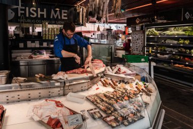 Bergen Norveç, yeni bir binayla modernize edilen balık pazarını kesiyor