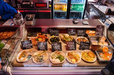 Bergen Norveç yağmurlu bir günde balık pazarında satılacak farklı gıdalar