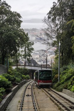 Turistleri dağa çıkaran Floibanen arabasından Bergen Norveç Manzarası