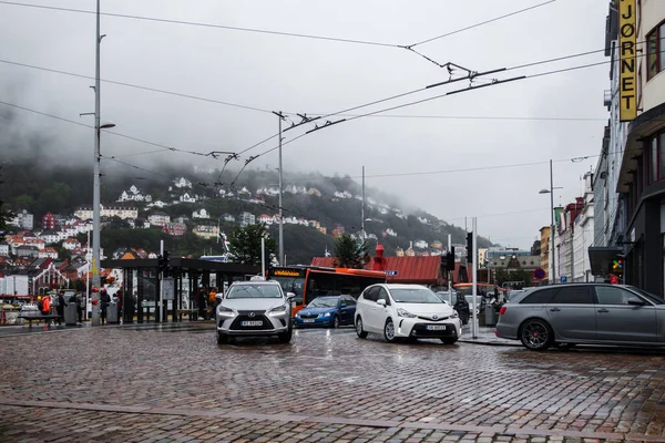 Bergen Norway Cars στροφή προς Ostre Murallmenningen δρόμο από Strandkaien δρόμο — Φωτογραφία Αρχείου