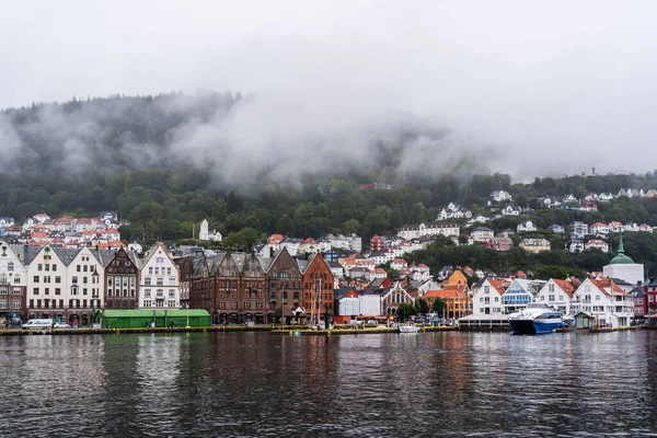 Μέρα βροχής στη Νορβηγία στο Μπέργκεν με το Floyfjellet καλυμμένο με ομίχλη μια φθινοπωρινή μέρα — Φωτογραφία Αρχείου
