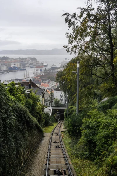 Bergen Νορβηγία Θέα από το αυτοκίνητο Floibanen που μεταφέρει τους τουρίστες μέχρι το βουνό — Φωτογραφία Αρχείου