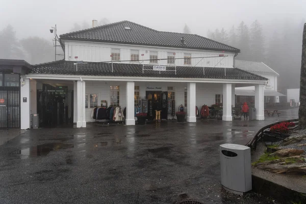 Bergen Norway Floistuen Caf σε ομιχλώδη και υγρή μέρα στην κορυφή του βουνού Floy — Φωτογραφία Αρχείου