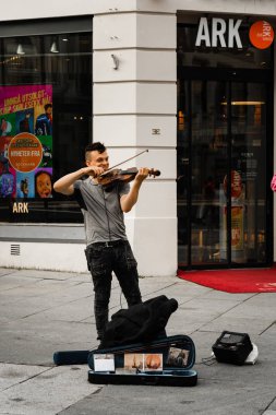 Yayın 08.31.2019 Oslo Norveçli genç adam yayalar için klasik müzik çalıyor