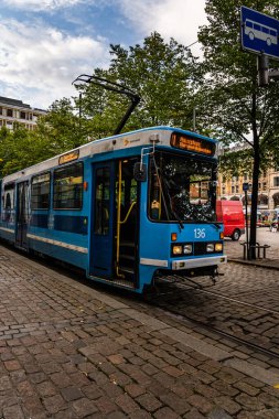 Yayın 08.31.2019 Oslo Norveç Tramvayı ön kapı açıkken caddenin yanındaki tren istasyonunda bekliyor.