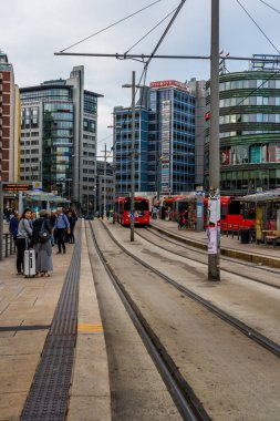Yayın 08.31.2019 Oslo Norveç Tren ve otobüs durakları önünde insanlar bekliyor.