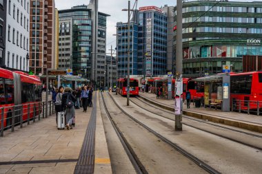 Yayın 08.31.2019 Oslo Norveç Tren ve otobüs durakları önünde insanlar bekliyor.