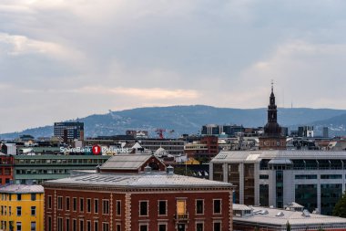 Yayın 08.31.2019 Oslo Norveç Sonbahar akşamında arka planda tepeler ile şehrin çatıları üzerinde görünüm