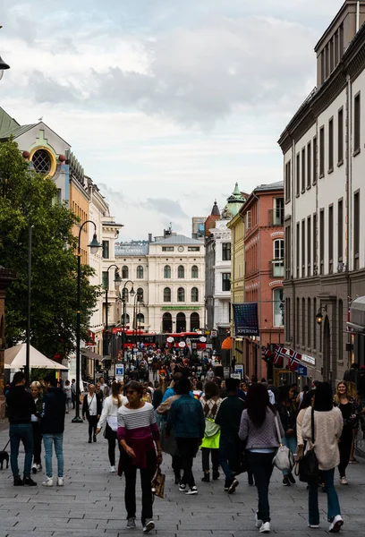 Editoriale 2019 Oslo Norvegia Gente Cammina Lungo Karl Johans Street — Foto Stock