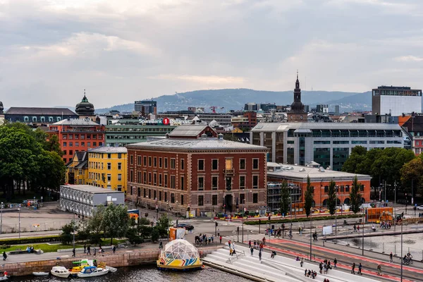 Yayın 08.31.2019 Oslo Norveç Şehir Merkezi Manzarası Trafik ve Sonbahar Akşamı Halkı