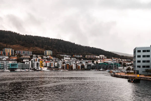Εκδοτική 2019 Bergen Norway Houses Water Mountain Rising Them Στην — Φωτογραφία Αρχείου